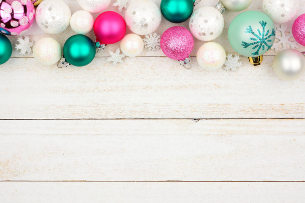 Пастельні Різдво дрібничка верхня межа над яскравий білий фон деревини - Фото, зображення