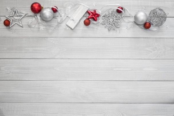 Χριστούγεννα νέο έτος επίπεδη lay μπιχλιμπίδι διακόσμηση σε λευκό τονισμένο φυσικό ξύλινο σανίδα φόντο υφή provence στυλ με αντίγραφο χώρο για κείμενο - Φωτογραφία, εικόνα