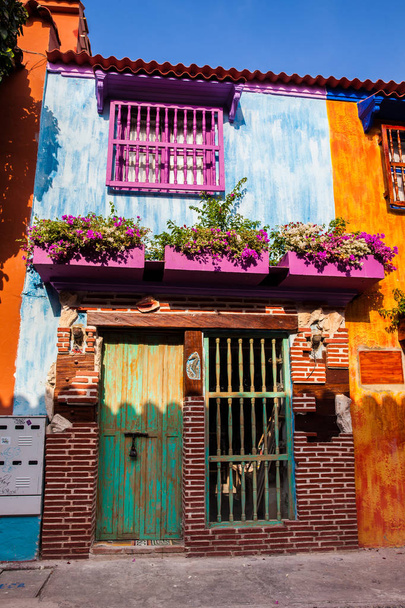 Красочные колониальные дома в обнесенном стенами городе Картахена-де-Индиас
 - Фото, изображение