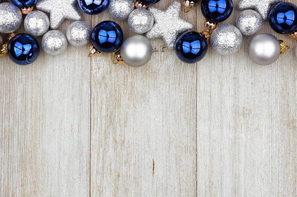 Bordure supérieure de Noël d'ornements bleus et argentés sur un fond rustique en bois gris clair
 - Photo, image