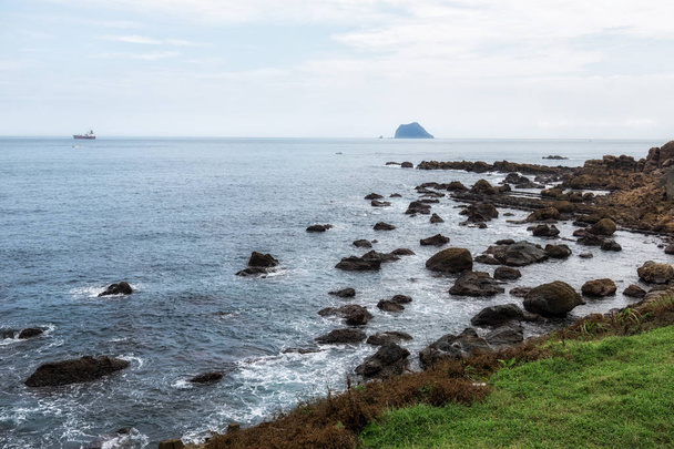 Yehliu scenario costiero con onde che colpiscono le rocce sedimentarie lungo la costa. Preso a New Taipei, Taiwan
. - Foto, immagini