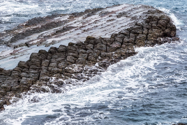 Yehliu scenario costiero con onde che colpiscono le rocce sedimentarie lungo la costa. Preso a New Taipei, Taiwan
. - Foto, immagini