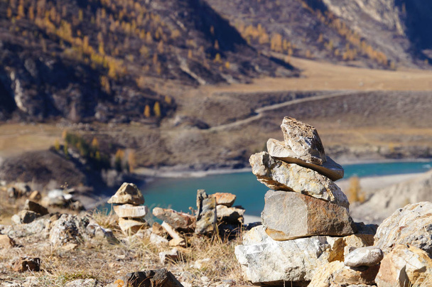 Pirámide de piedra en la montaña y el río Katun en Altai, Rusia
. - Foto, Imagen