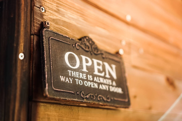 ein Geschäftsschild, das sagt offen auf Café oder Restaurant hängen an der Tür am Eingang Vintage Farbton Stil. - Foto, Bild