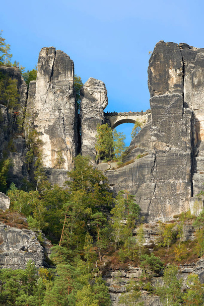  Ponte Bastei entre as rochas das montanhas de arenito do Elba
                               - Foto, Imagem