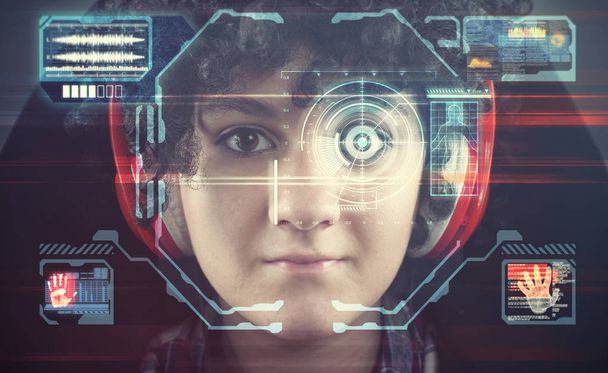 Menina usando o sistema de reconhecimento facial. Dados pessoais a serem analisados e verificados
. - Foto, Imagem