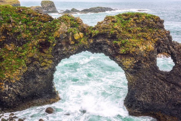 Verbazingwekkend zeegezicht, Gatklettur basalt rock boog op de vulkanische rots, Atlantische kust van Arnarstapi in het westen van IJsland, natuurlijke reizen achtergrond. Arnarstapi, Snaefellsnes schiereiland, IJsland, Europa - Foto, afbeelding