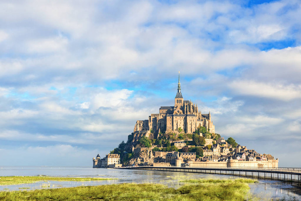 Opactwo Le Mont Saint Michel, na wyspie, Normandia, Francja Północna, Europa o wschodzie słońca - Zdjęcie, obraz