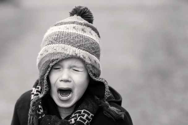 Маленький хлопчик голосно плаче
 - Фото, зображення