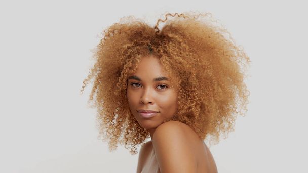 karışık ırk siyah kıvırcık saçlı sarışın model - Fotoğraf, Görsel