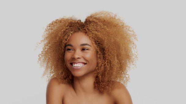 mixed race black blonde model with curly hair - Valokuva, kuva