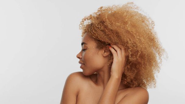 mieszane rasy czarny model blondynka z kręconymi włosami - Zdjęcie, obraz