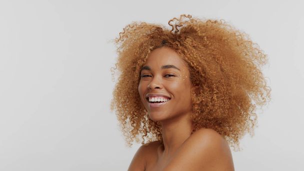 gemengd ras zwarte blonde model met krullend haar - Foto, afbeelding