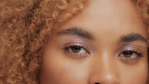 mixed race black blonde model with curly hair - 写真・画像