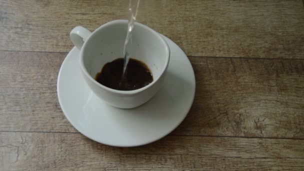 black coffee mixing by hot water pouring on glass - Πλάνα, βίντεο