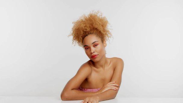 gemengd ras zwarte blonde model met krullend haar - Foto, afbeelding