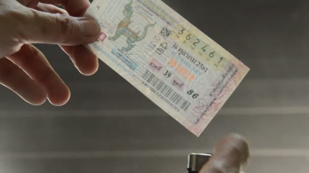 bangkok thailand 27. oktober 2018: hand holding thai government lottery nicht gewonnen und beerdigt - Filmmaterial, Video