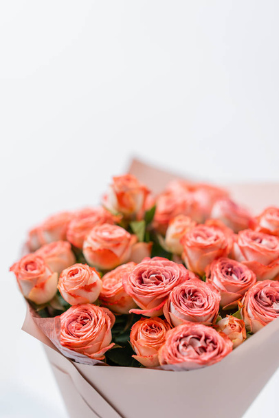 Růže, broskev a pomeranč pastelové barvy. Světlé kytice v plechový kbelík. koncept květinářství. - Fotografie, Obrázek