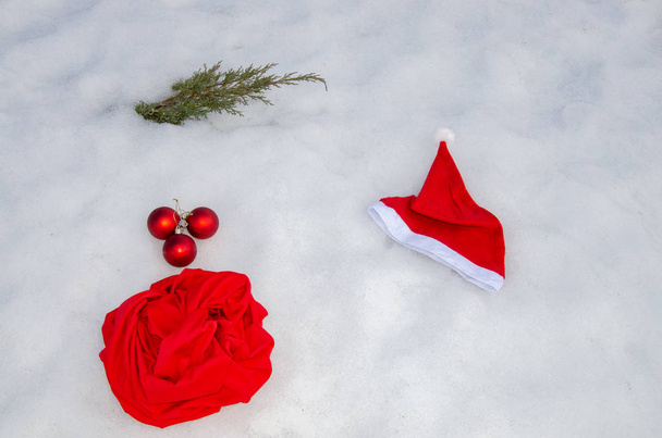Symboles de Noël traditionnels sur la neige
. - Photo, image