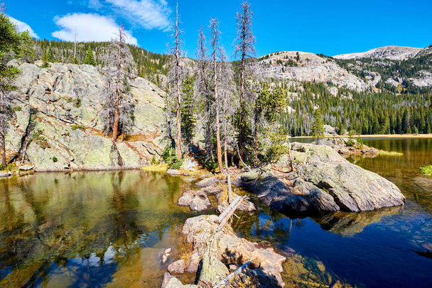 Lone Pine Lake met rotsen en bergen in de herfst. Rocky Mountain National Park in Colorado, Verenigde Staten.  - Foto, afbeelding