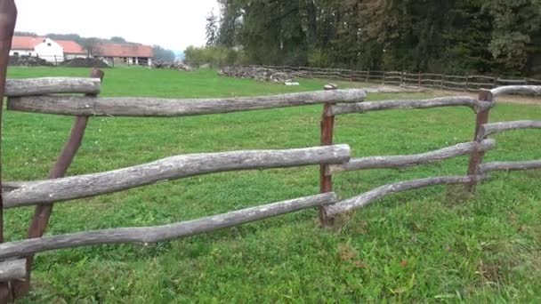 Landelijke houten hek. Oude boerderij - Video