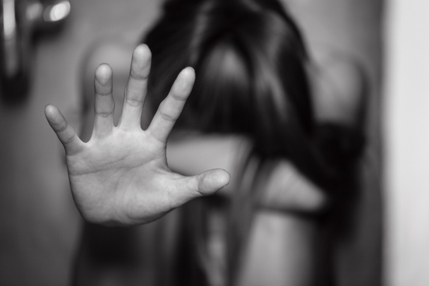 Vrouwen bondage lift handen tegen geweld tegen vrouwen, imago vervaging, internationale vrouwendag - Foto, afbeelding