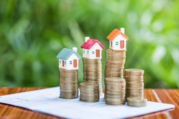 Mini huis op stapel munten, Geld en huis, Investeringen in onroerend goed, Bespaar geld met stack coin, Hypotheek concept.  - Foto, afbeelding