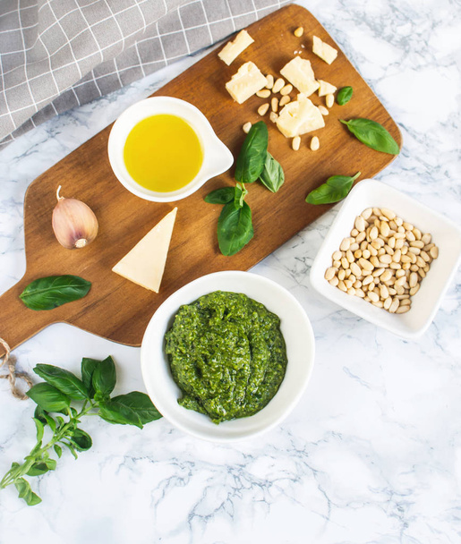 Sos domowe Pesto klasyczne w podczas miska z orzeszkami parmezan ser czosnek oliwa z oliwek zdrowe jedzenie koncepcja - Zdjęcie, obraz