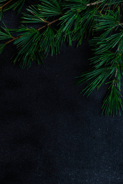 Εορταστική Χριστουγεννιάτικη καρέ με μπάλες και έλατο σε σκούρο φόντο ξύλινη με αντίγραφο χώρου - Φωτογραφία, εικόνα