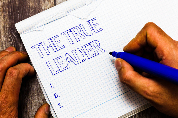 Scrivere testi a mano Il vero leader. Concetto che significa uno che muove e incoraggia il gruppo di persone Responsabilità
 - Foto, immagini