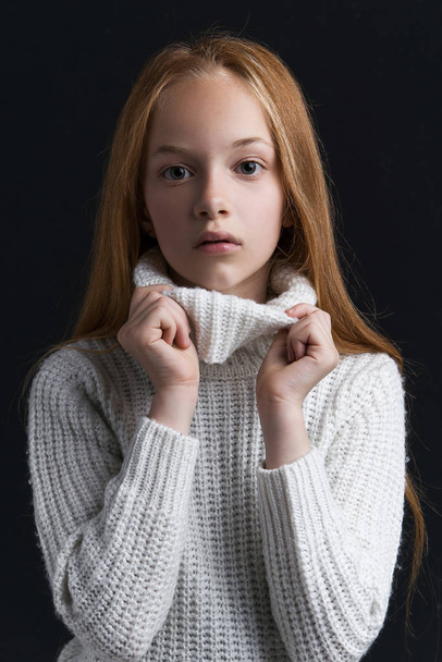 Portrait of beautiful young redhead girl posing in studio - Fotoğraf, Görsel