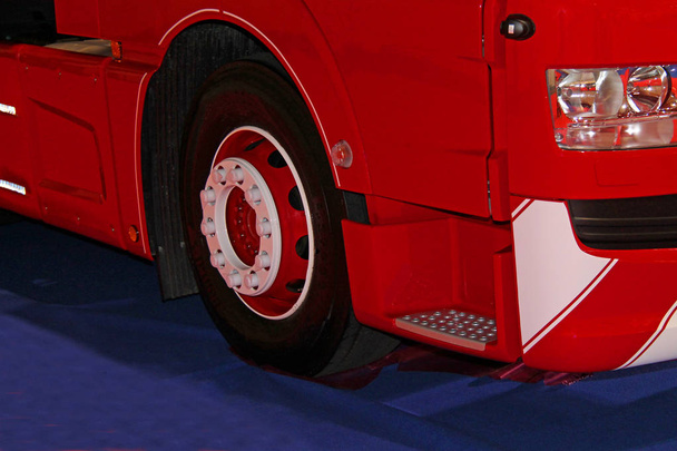 Het wiel en de voorkant van een krachtige vrachtwagen Truck Cab. - Foto, afbeelding