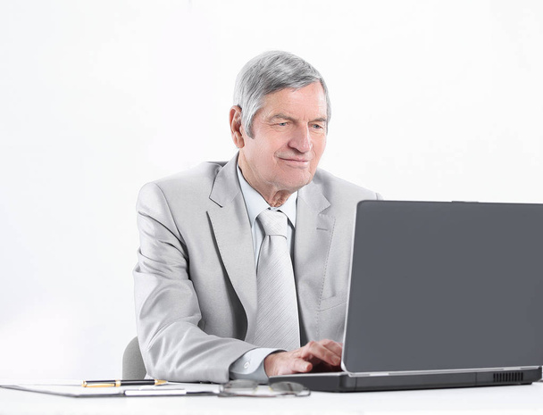 senior businessman working on laptop while sitting at his Desk - Foto, Imagem