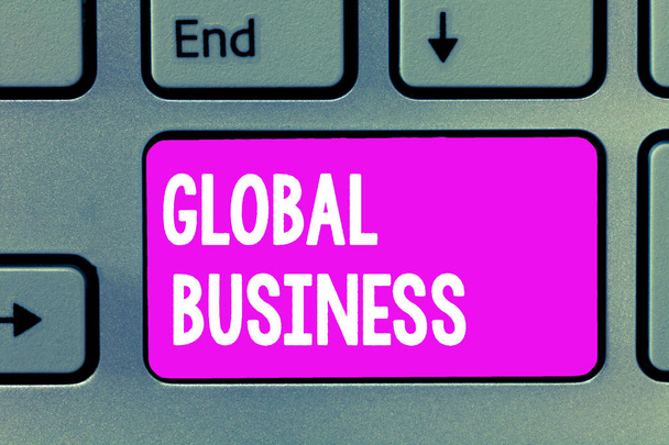 Texte d'écriture de mots Global Business. Concept d'entreprise pour le commerce et le système d'entreprise une entreprise faisant à travers le monde
 - Photo, image