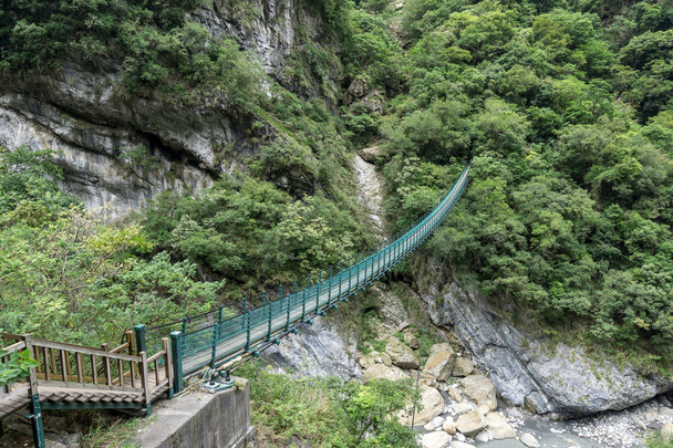 Zhuilu κρεμαστή γέφυρα στο Ταρόκο εθνικό πάρκο πάνω από τον ποταμό Liwu. Ταϊβάν - Φωτογραφία, εικόνα