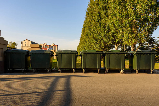 verscheidene kunststof groen afval containers in de stad Park, gescheiden afval inzameling, recycling, ecologie. - Foto, afbeelding