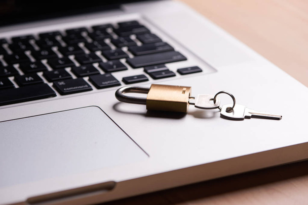 close-up of locked lock and key on keyboard of laptop - Fotografie, Obrázek