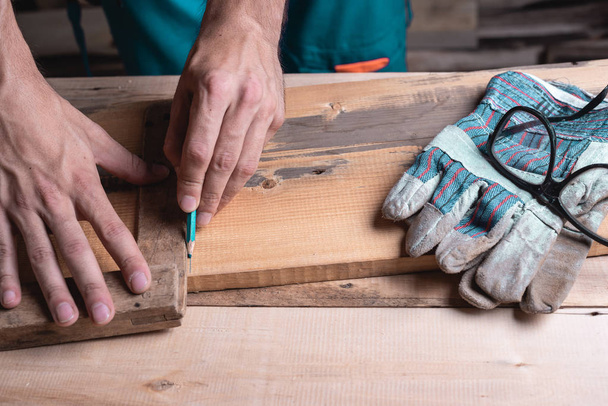 Carpintero, carpintero en el taller. El hombre en el trabajo sobre madera. - Foto, imagen