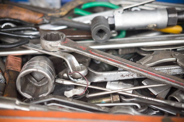 Variedad de herramientas de trabajo colocadas en la reparación y el servicio del coche
 - Foto, imagen