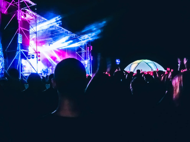 Вечеринка, концерт. Толпа поднимает руки и наслаждается великим рок-фестивалем. blur bokeh для фона
. - Фото, изображение