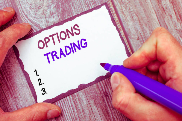 Tekstiä kirjoittava teksti Options Trading. Liiketoimintakonsepti eri vaihtoehdoista tavaroiden tai palvelujen levittämiseksi maailmanlaajuisesti
 - Valokuva, kuva