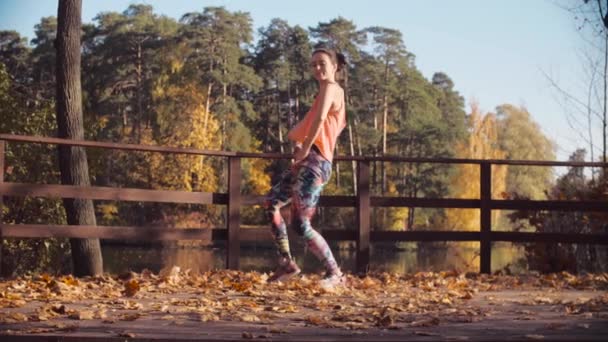 Köprüde yalnız dans genç çekici kadın - Video, Çekim