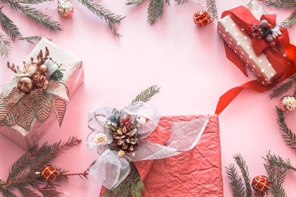 Όμορφη γιορτινή συσκευασία δώρου σε ροζ φόντο, έννοιας διακοπές - Φωτογραφία, εικόνα