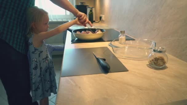 Baba ekose gömlekli tavuk drumsticks onun çocuklar için sağlıklı yemek için yerli ev mutfakta pişiyor - Video, Çekim