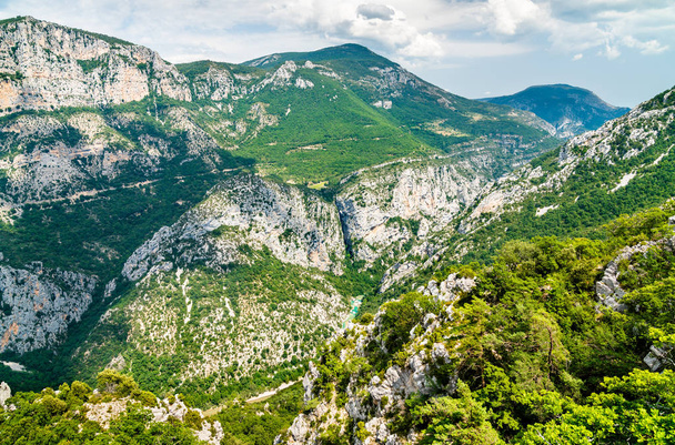 O desfiladeiro de Verdon, um desfiladeiro profundo na Provença, França
 - Foto, Imagem