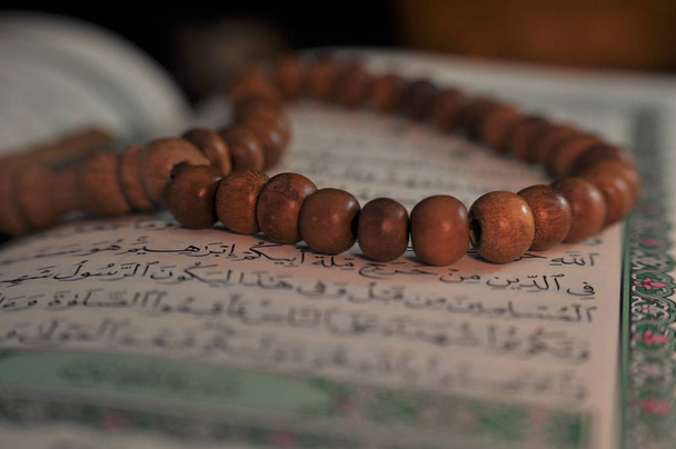 De Heilige Koran met tasbih/rozenkrans kralen - Foto, afbeelding