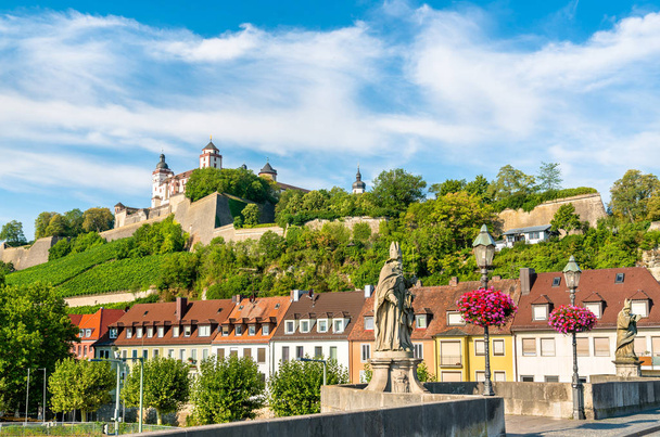 Statue auf der alten Mainbrücke und der Festung Marienberg in Würzburg - Foto, Bild