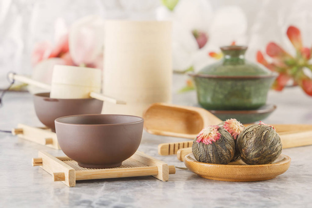 Tazze di tè tradizionali cinesi e attributi cerimonia del tè si trovano su un tavolo grigio
 - Foto, immagini