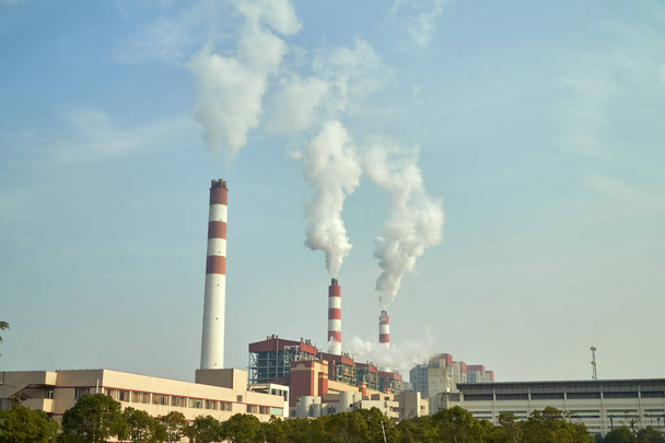 Fuma de un Chimney Industrial, Planta de Energía Termal, Escenario de la Industria, Vista de fábrica.                                - Foto, imagen