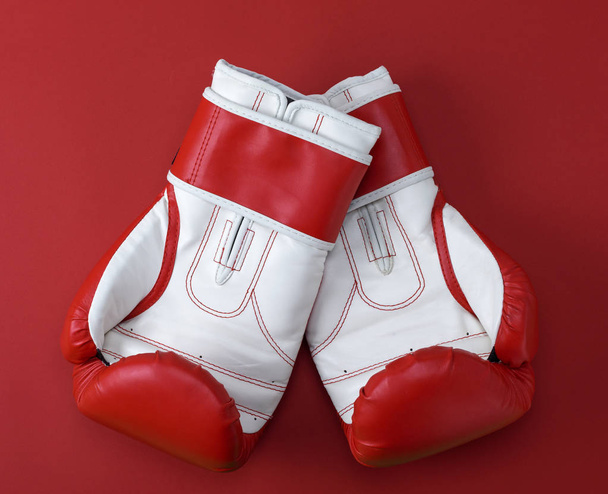 para z czerwono białe skórzane rękawice bokserskie na czerwonym tle, widok z góry - Zdjęcie, obraz